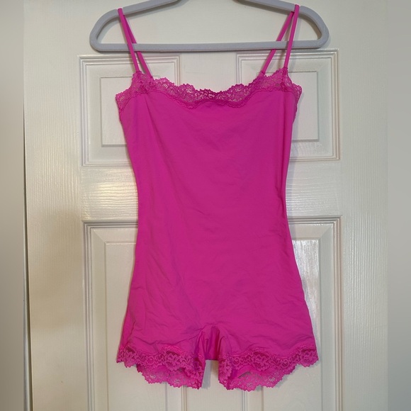 NWT Skims Lace onesie in Taffy- med-SOLD OUT ONLINE! - Picture 1 of 3